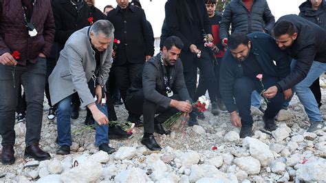 Hataysporlu futbolcular ve teknik ekip, Rönesans Rezidans enkazına karanfil bıraktı